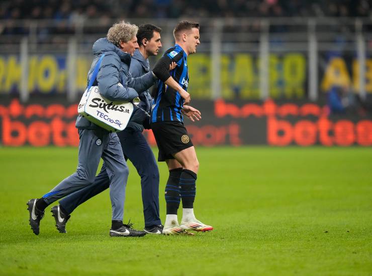 Zielinski lascia il campo per infortunio