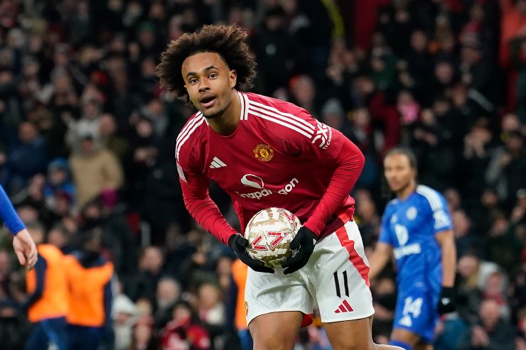 Joshua Zirkzee esulta dopo il gol