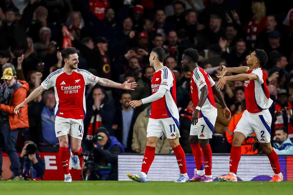 i giocatori dell'Arsenal esultano dopo il gol al Real Madrid