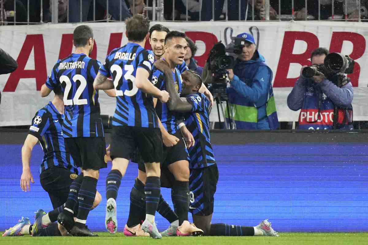 I giocatori dell'Inter esultano dopo il primo gol al Bayern