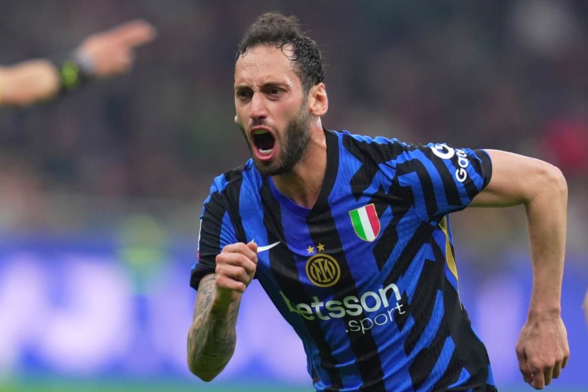 Calhanoglu esulta dopo il gol nel derby