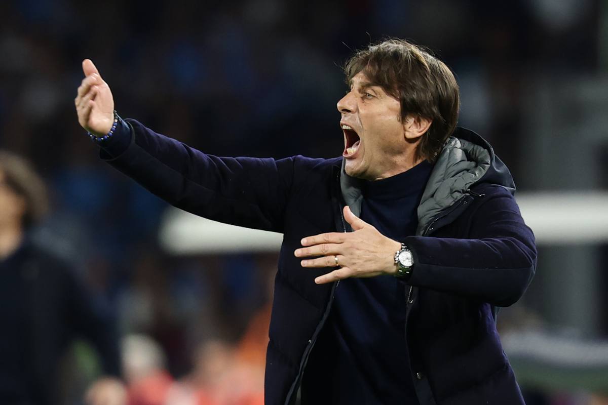 Antonio Conte dà indicazioni ai suoi dalla panchina