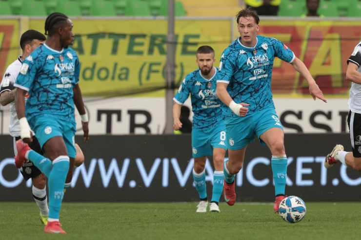 Francesco Pio Esposito in  campo con lo Spezia