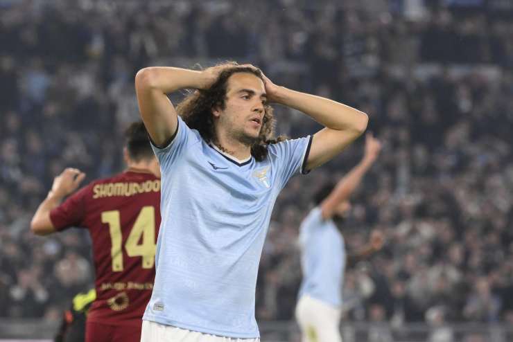 Guendouzi con le mani tra i capelli