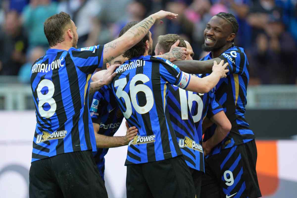 I giocatori dell'Inter si abbracciano dopo un gol