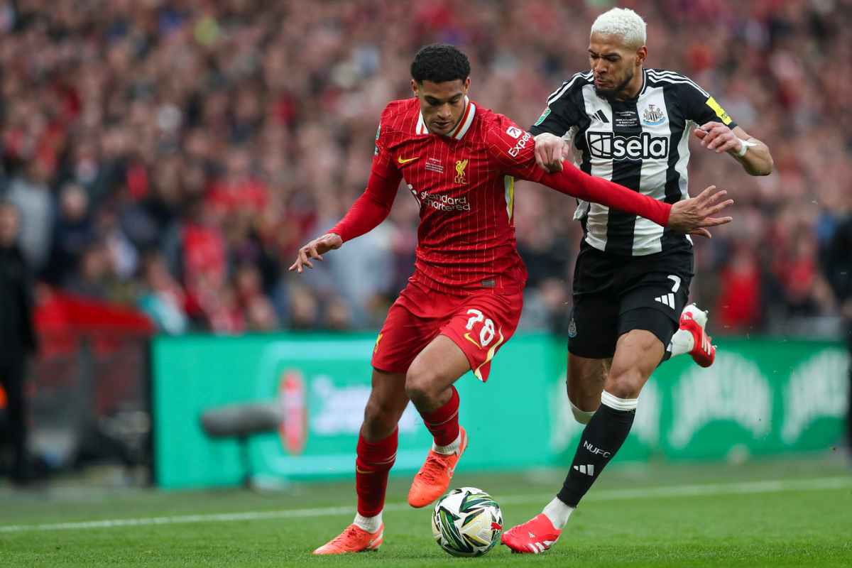 Jarrell Quansah contrastato da Joelinton del Newcastle