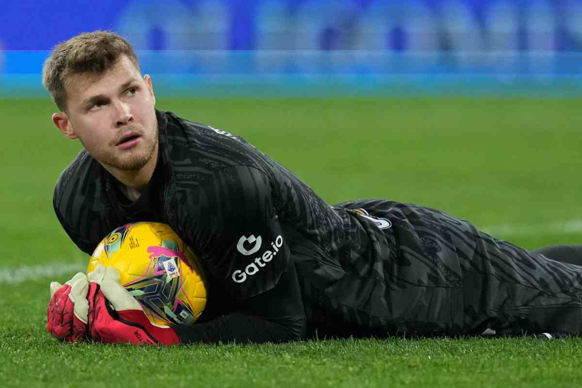 Josep Martinez disteso con il pallone tra le braccia