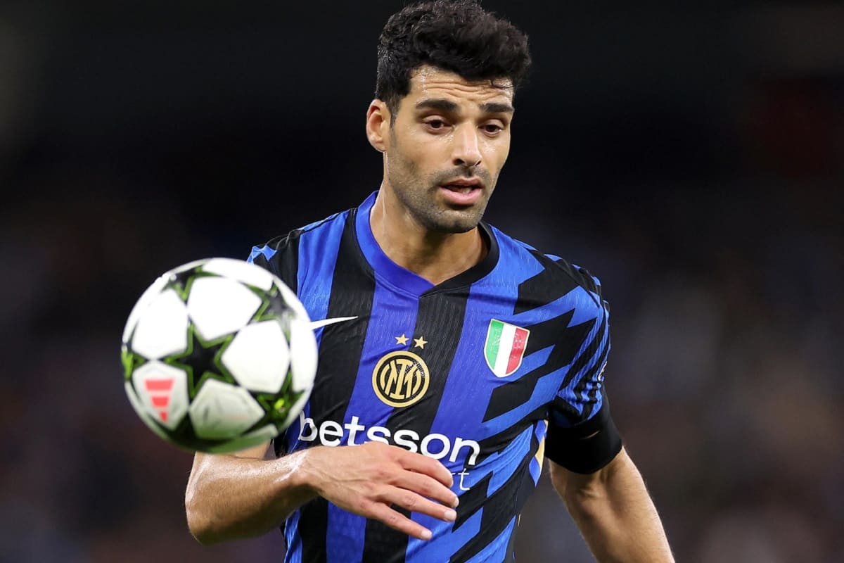 Mehdi Taremi con il pallone della Champions