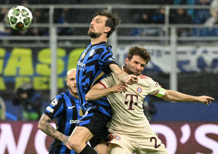 Thomas Muller contrasta Acerbi in Inter-Bayern