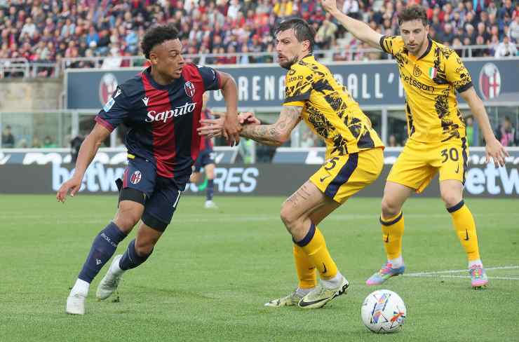 Ndoye contrastato da Acerbi in Bologna-Inter