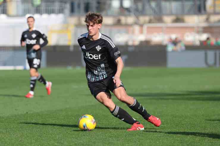 Nico Paz in azione