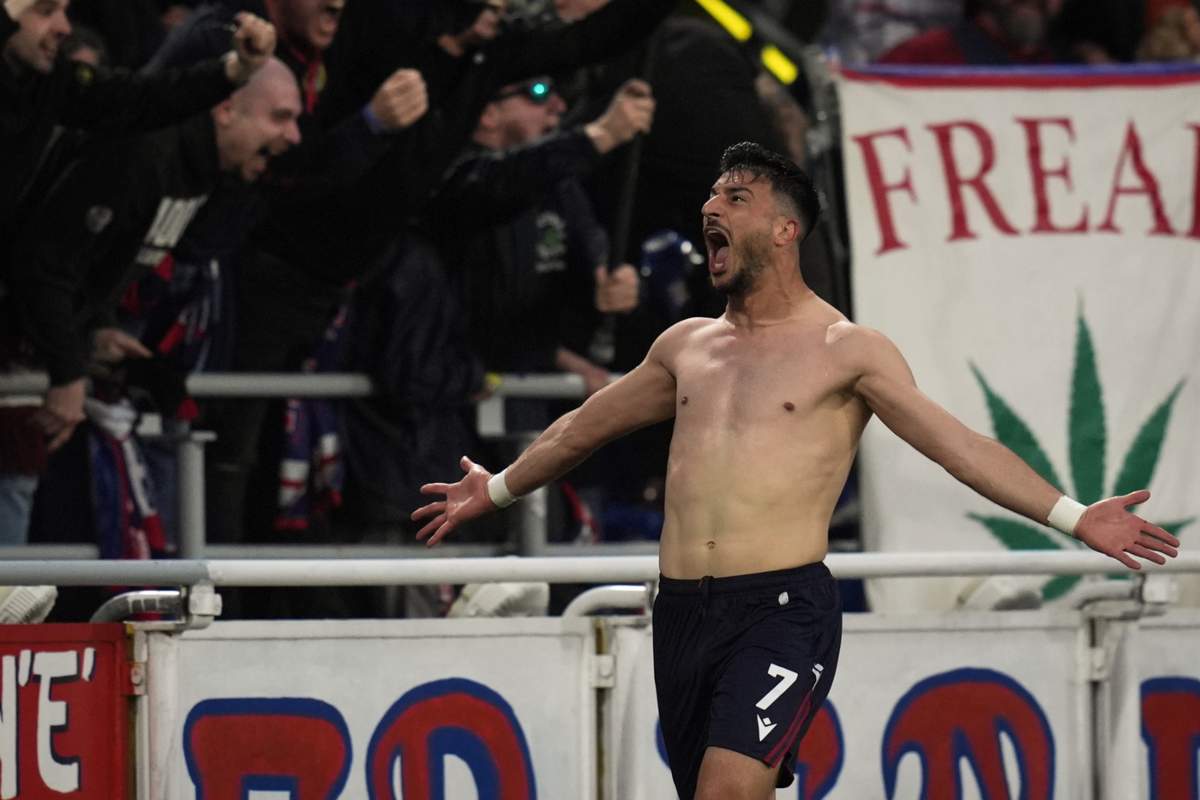Orsolini esulta dopo il gol all'Inter