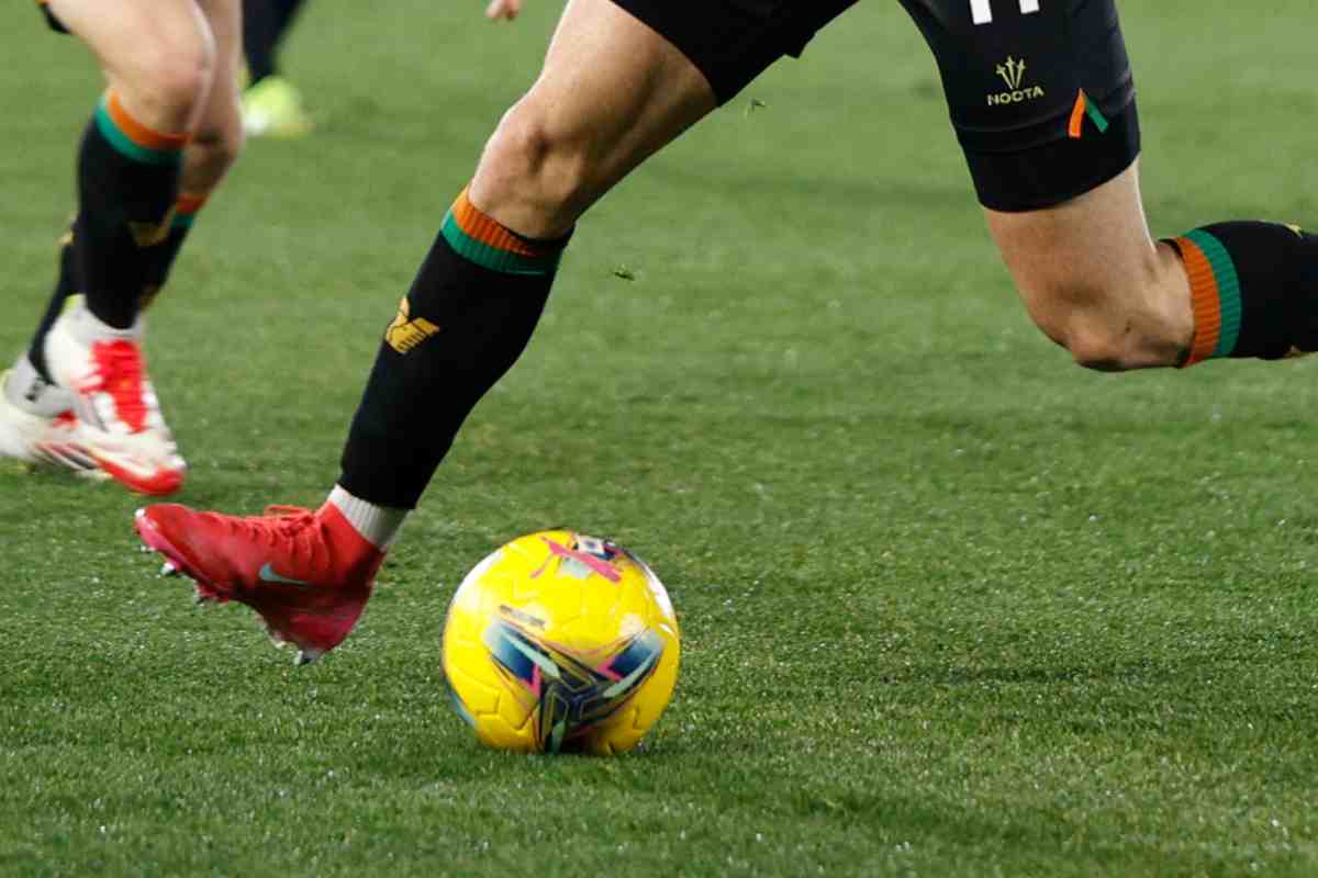 Pallone di calcio in campo