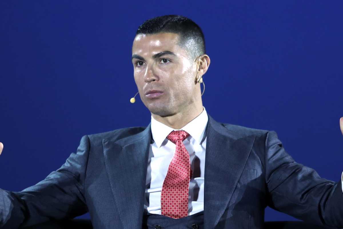 Cristiano Ronaldo in giacca e cravatta