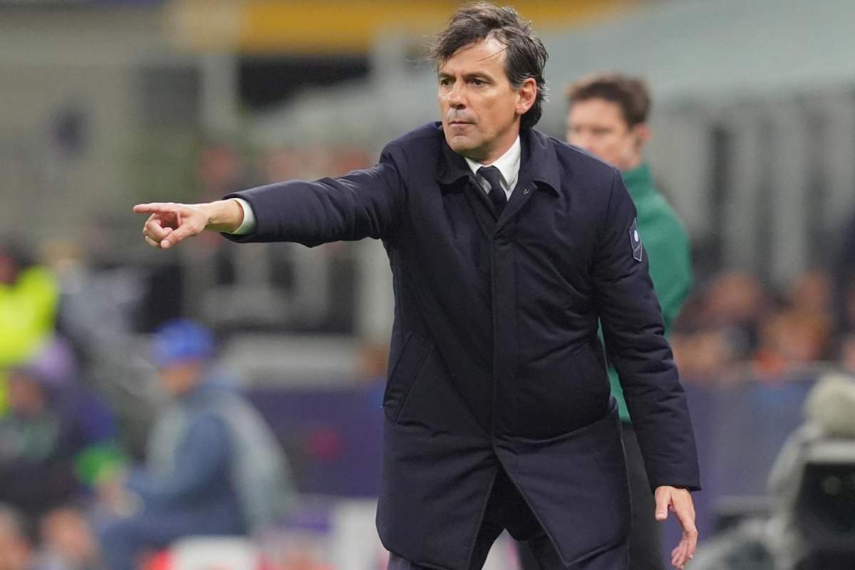 Simone Inzaghi dà indicazioni ai giocatori dell'Inter
