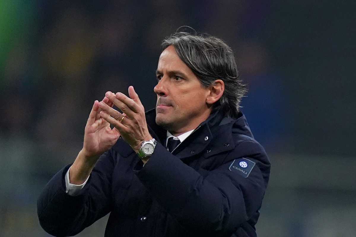 Simone Inzaghi applaude i suoi dalla panchina