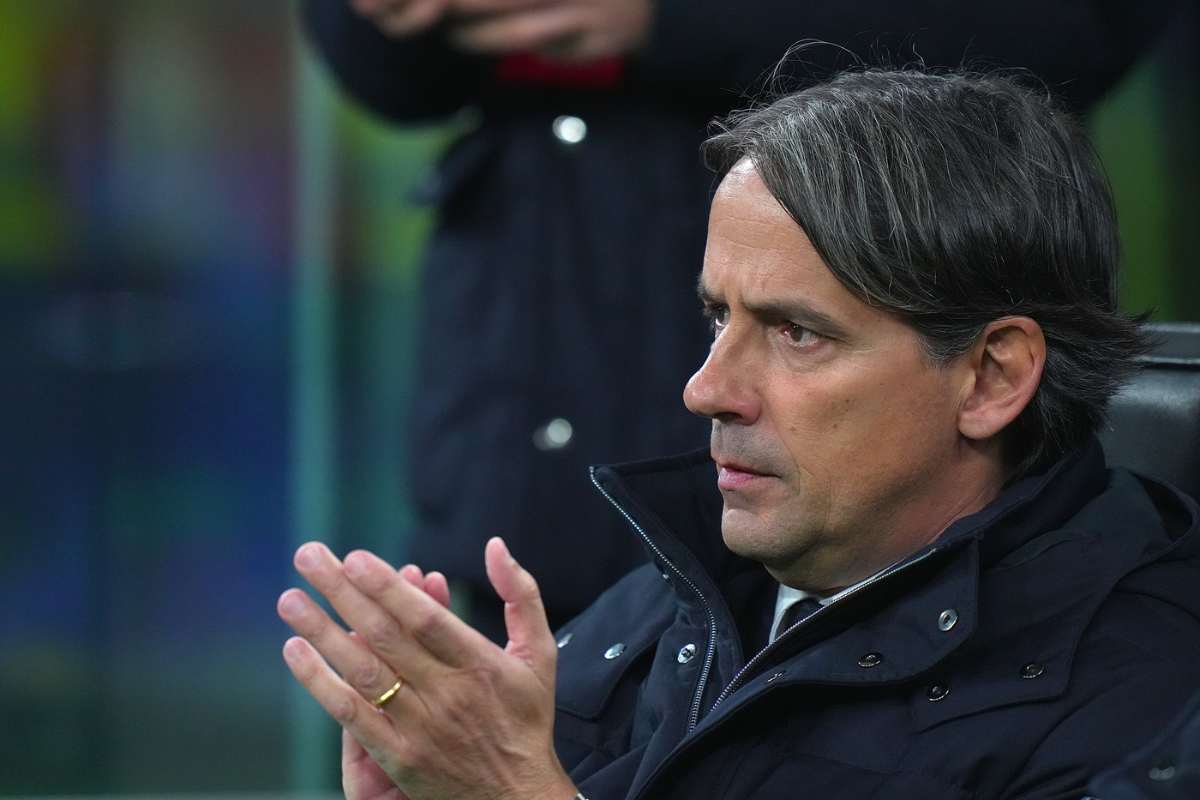 Simone Inzaghi applaude in panchina