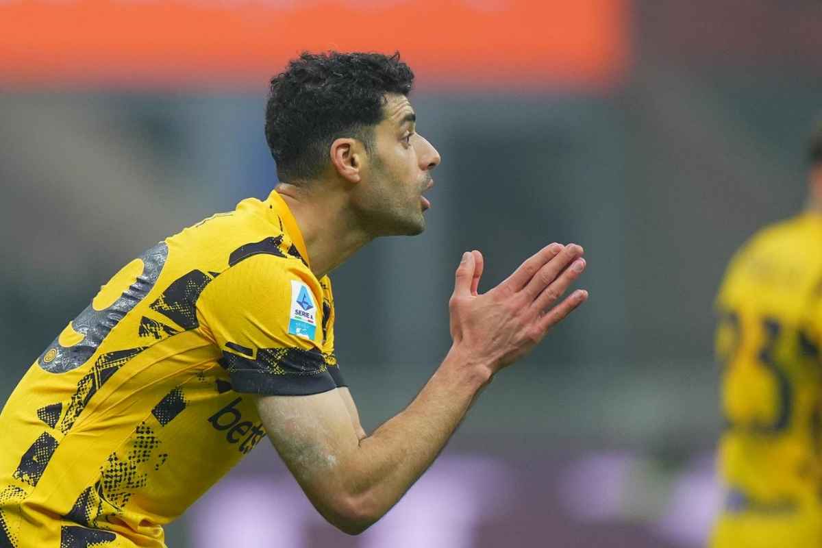 Mehdi Taremi protesta con l'arbitro
