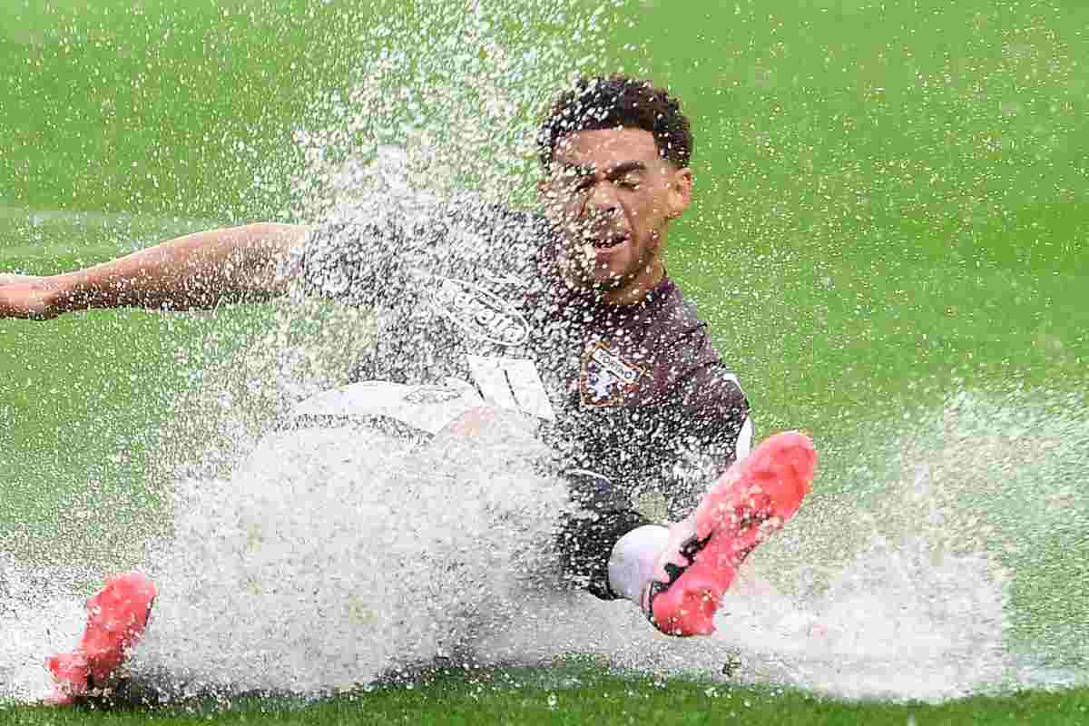 Adams del Torino in una pozzanghera