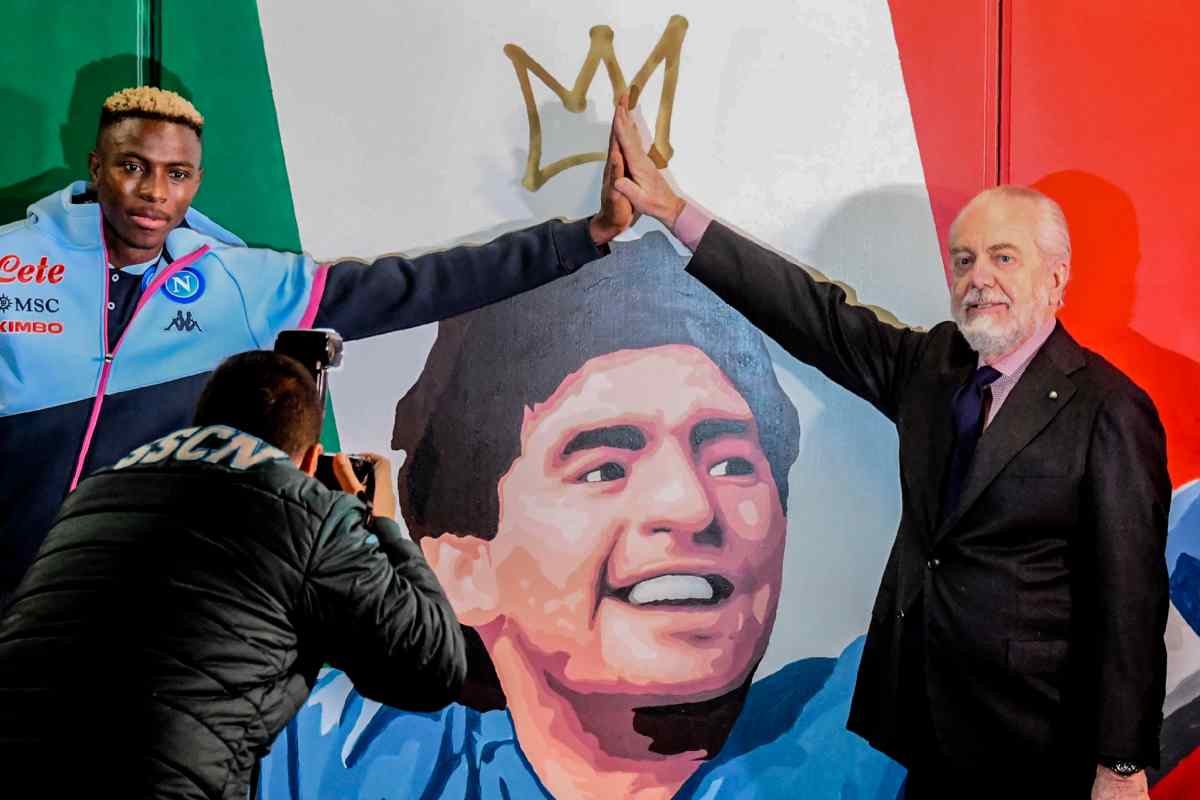 Osimhen e De Laurentiis sotto il murales di Maradona