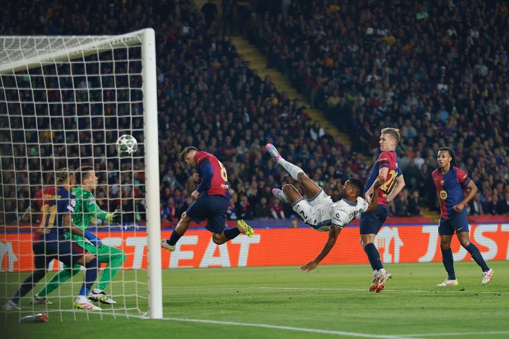 Denzel Dumfries in gol contro il Barcellona 