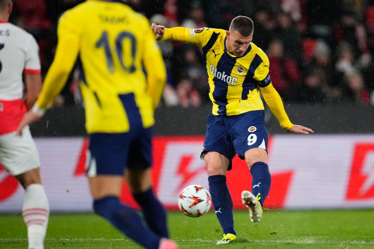 Edin Dzeko in azione con la maglia del Fenerbahce