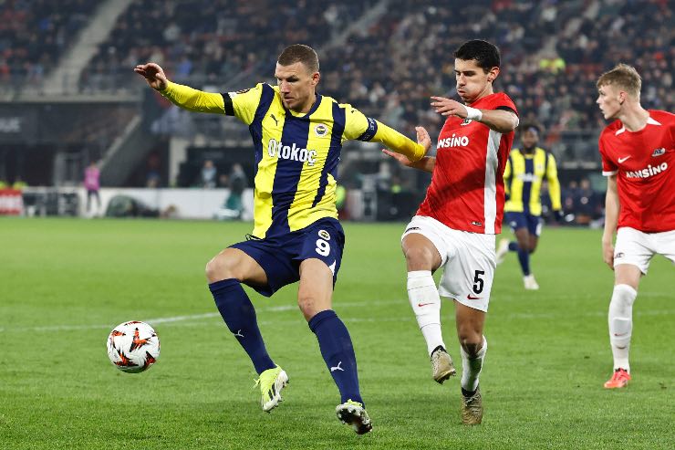 Dzeko su azione col Fenerbahce