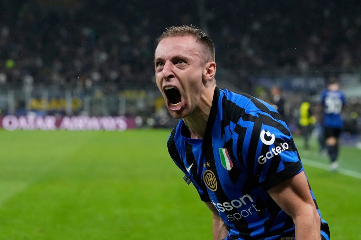 Davide Frattesi esulta dopo il gol al Barcellona