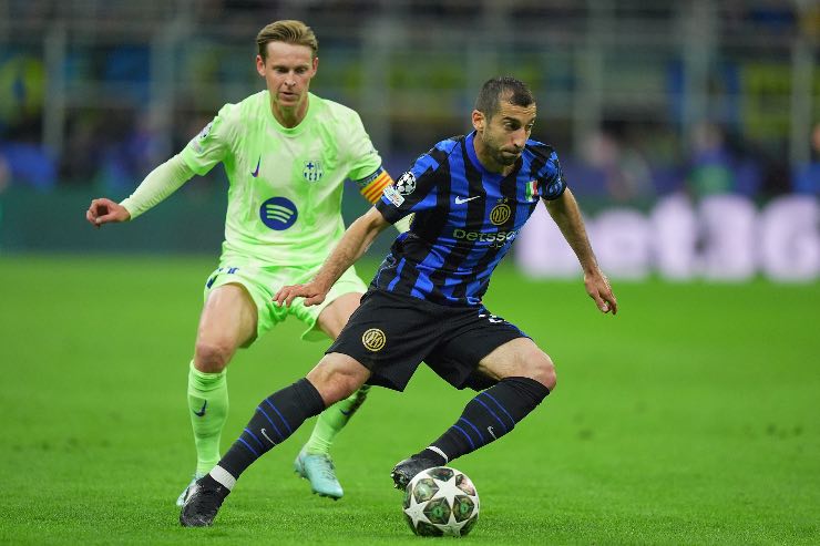 Mkhitaryan su azione contro il Barcellona 