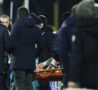 Un giocatore esce in barella