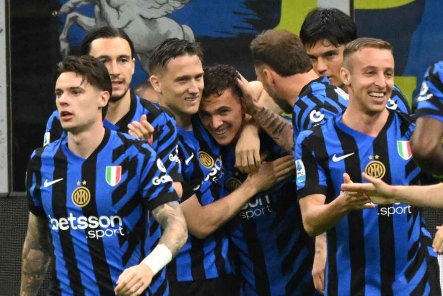 L'Inter festeggia Asllani