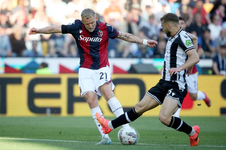 Jens Odgaard in procinto di calciare il pallone