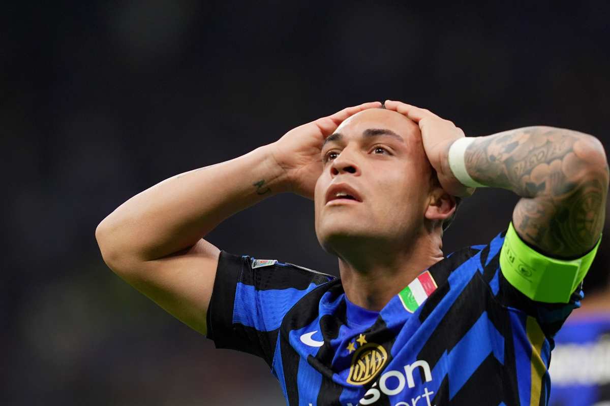 Lautaro con le mani in testa