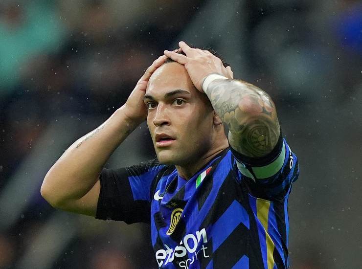 Lautaro con le mani in testa