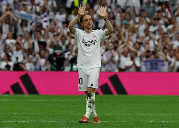 Luka Modric saluta per l'ultima volta il pubblico del 'Bernabeu'