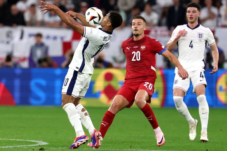 Sergej Milinkovic-Savic in azione con la maglia della Serbia
