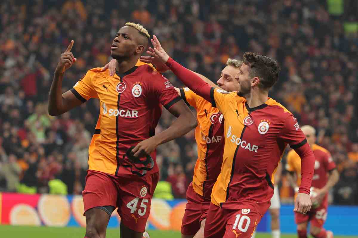 Osimhen esulta dopo un gol