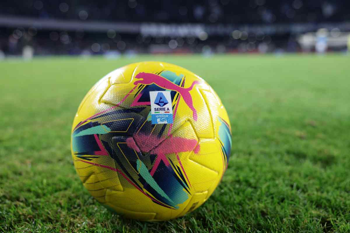 Il pallone della Serie A in campo