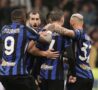 Piotr Zielinski sommerso dall'abbraccio dei compagni