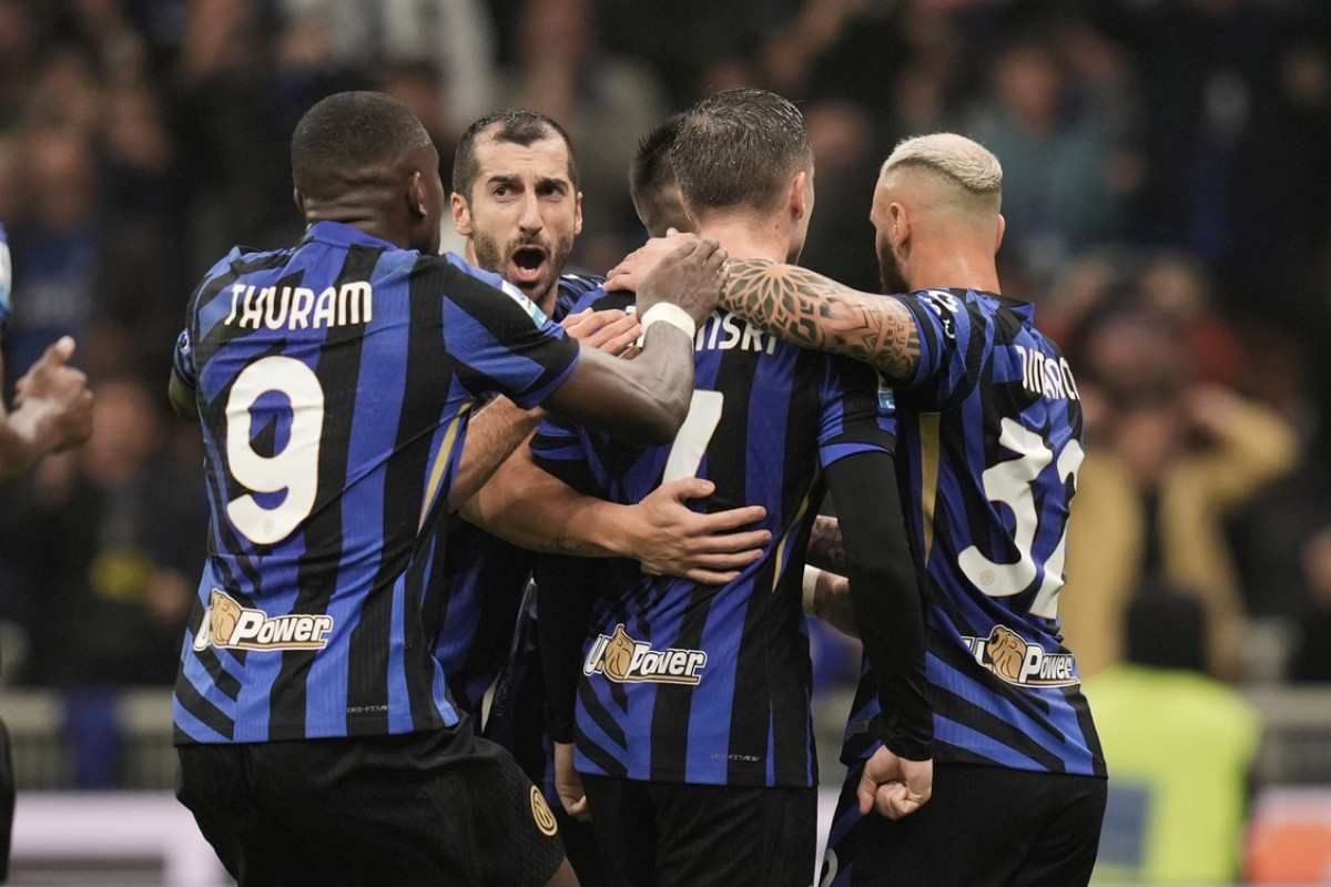 Piotr Zielinski sommerso dall'abbraccio dei compagni