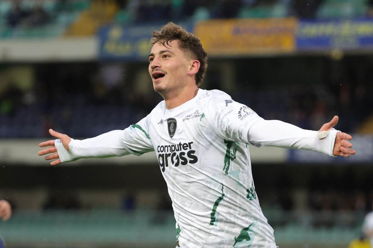 Sebastiano Esposito esulta dopo un gol