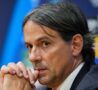 Simone Inzaghi pensieroso in conferenza stampa
