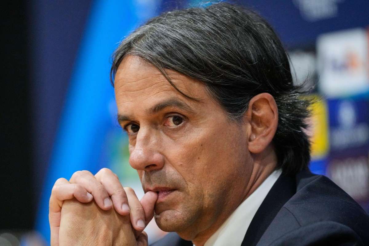 Simone Inzaghi pensieroso in conferenza stampa