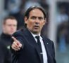 Simone Inzaghi indica qualcosa ad un suo giocatore
