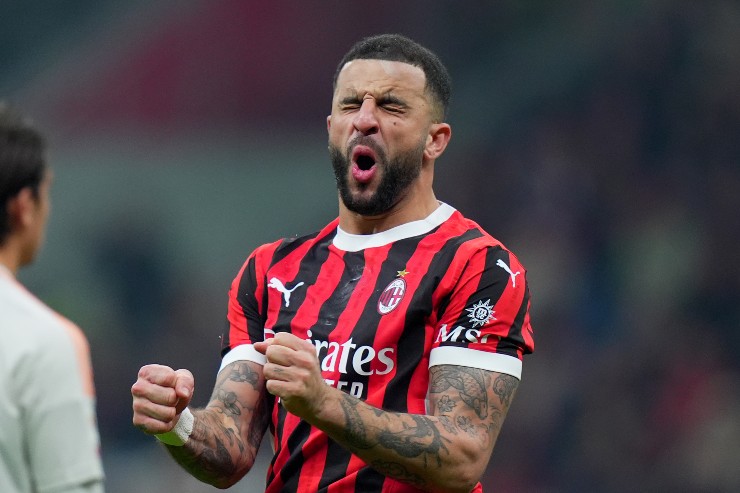 Kyle Walker in campo con la maglia rossonera