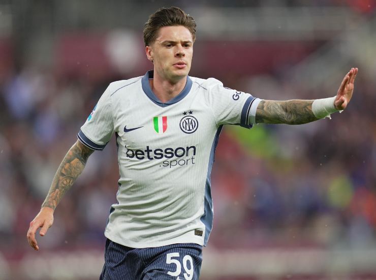 Zalewski esulta dopo un gol