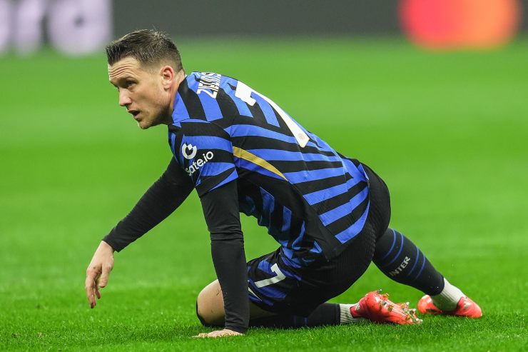 Piotr Zielinski intento a rialzarsi da terra