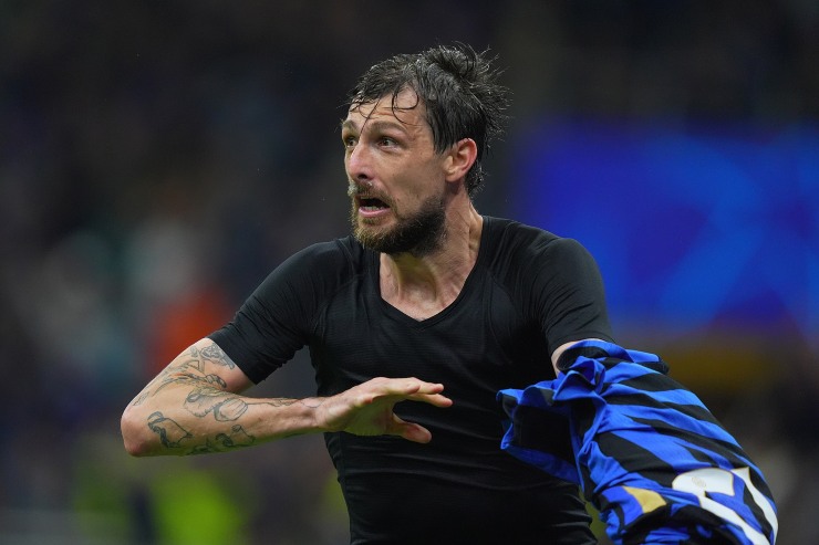 Acerbi esulta dopo il gol al Barcellona