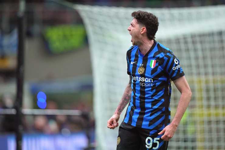 Alessandro Bastoni esulta 