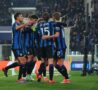 calciatori dell'Atalanta abbracciati